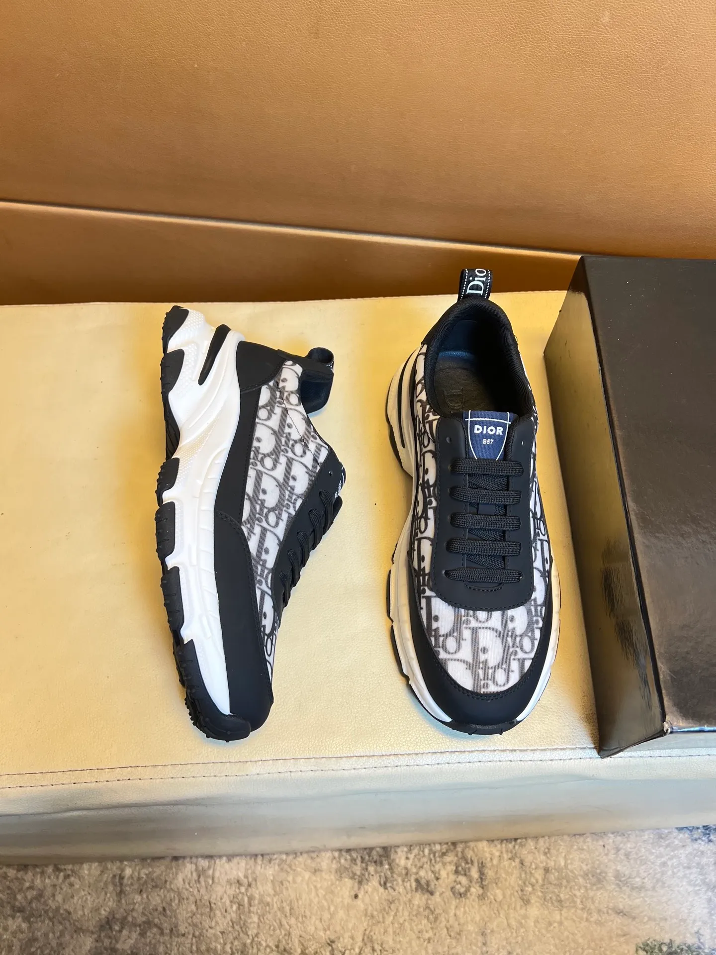 Men's men's shoes💰440💰👑👑Dior original quality.~ Unique modern style sneakers. 🏃A must-have casual shoe for trendy men😍😍 Original brand imported from Italy, imported original leather, sheep lining (refuses to discolor and grind feet) Sole: Original sole provided by the original factory, French lazy style design ⚠️Fit to the feet, original quality, super comfortable original sole. It’s like shooting the real thing 🎬The real thing is better, high-quality sneakers wan men’s shoe size: 38-44